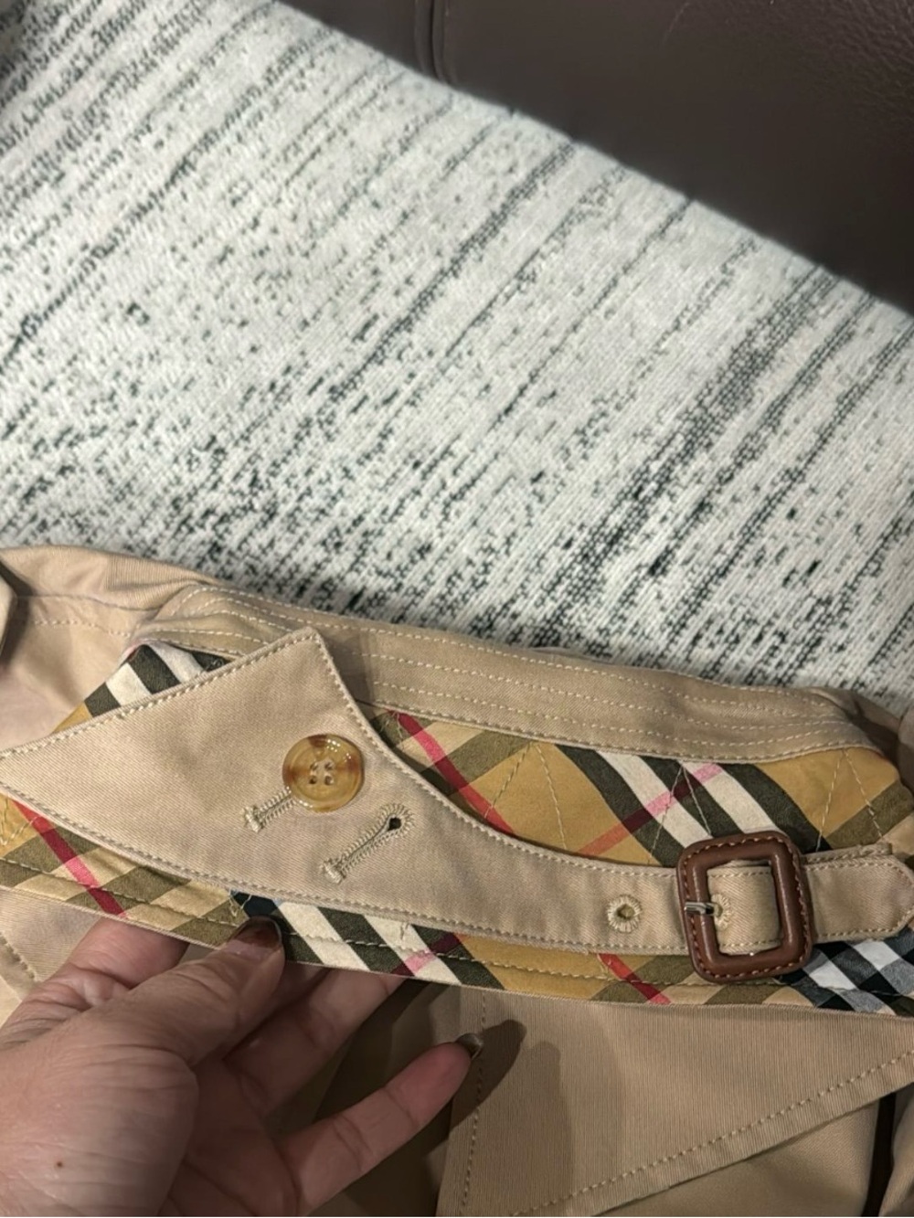 Burberry Beige Short Double-Breasted Trench Coat - Picture 2 of 5